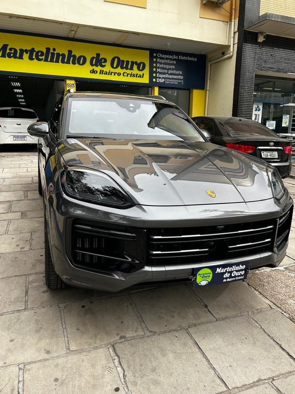 Porsche Cayenne em frente à oficina Martelinho de Ouro do Bairro Cristal